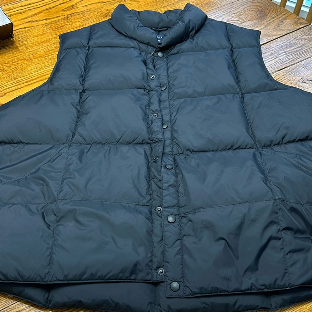 Lands’ End navy blue down vest, men’s XXL (50-52). Insulated snap front.